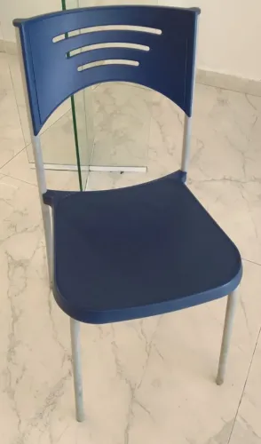 Cadeira de plástico azul marinho