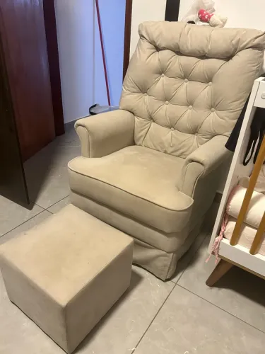 Poltrona amamentação com puff