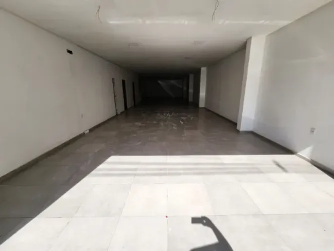 Bayeux - Alugo ampla loja comercial, em avenida movimentada de Bayeux.