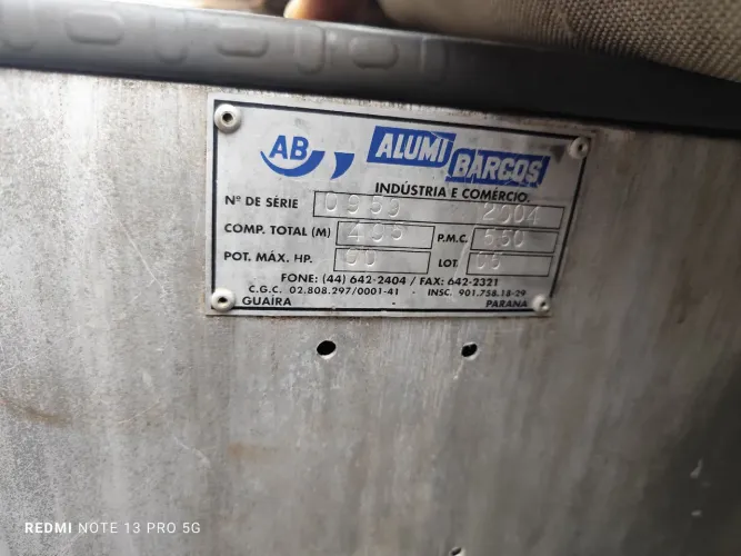 Linda lancha com volante toldo viveiro caixa térmica som capota motor 40 Hp impecável ?