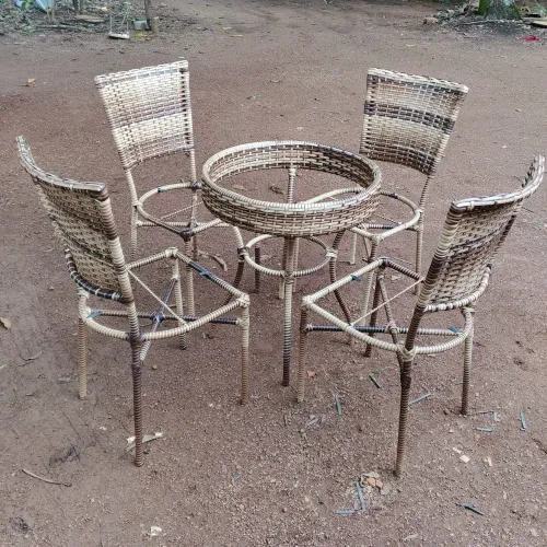 Jogo de mesa com 4 cadeiras