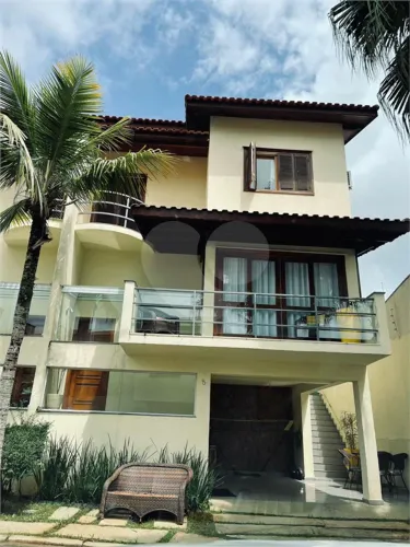 Casa com 300m² em condomínio fechado na Vila Oliveira em Mogi das Cruzes/SP