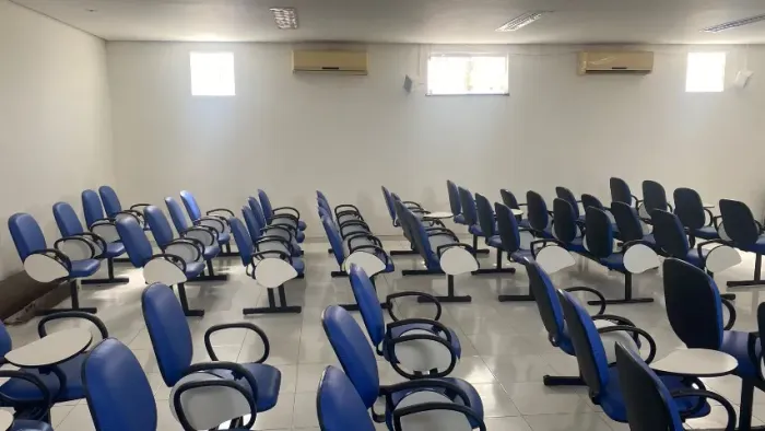 10 Conjunto de cadeira com braço, estilo longarina com 04 lugares,
