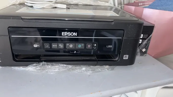 Impressora Epson multifuncional usa conexão USB e wi-fi 