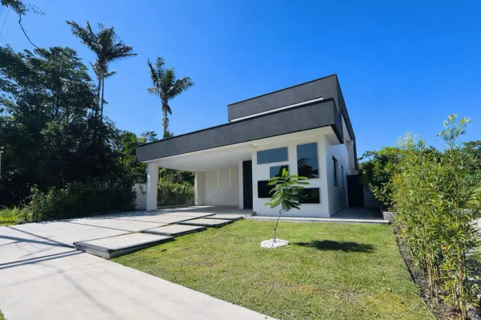 Alphaville Manaus 1 | Casa térrea | Lote 700m² | 4 suítes | Quintal amplo