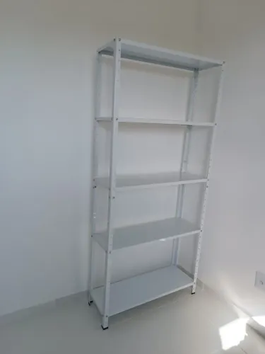 Estante de metal