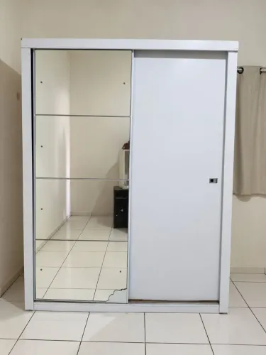 Vendo guarda roupa retirar amanhã.