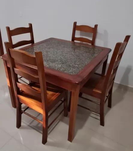 Conjunto de mesa com 4 cadeiras em massaranduba.