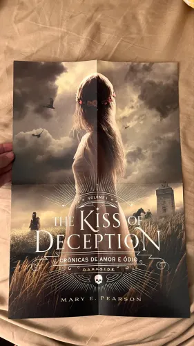 Pôster livro The Kiss Of Deception - editora darkside