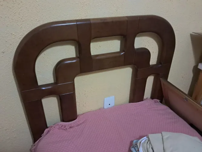 Cama de solteiro em madeira maciça, com colchão.