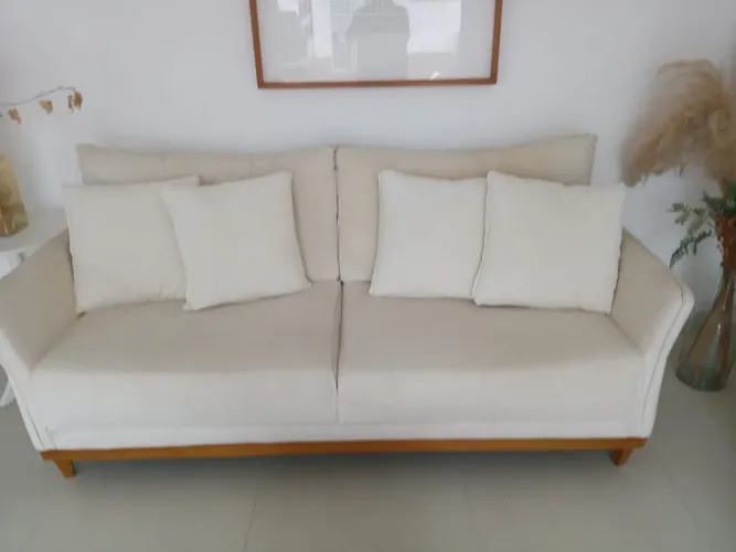 Sofá de linho claro com base de madeira da loja Maria Clara designer na Rio Decor.
