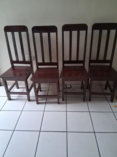 4 cadeiras em madeira pura