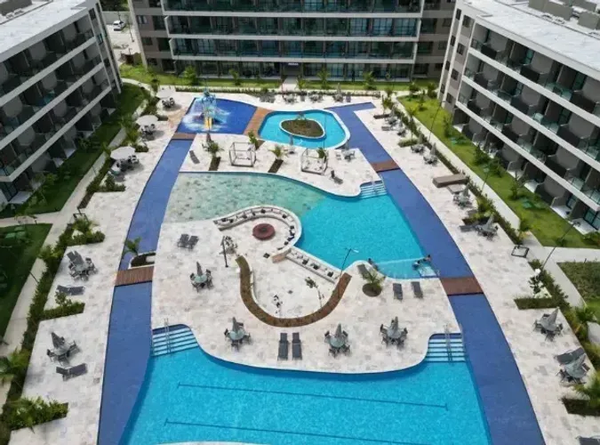 Apartamento na Praia de Muro Alto com 2 quartos e varanda voltada para piscina!