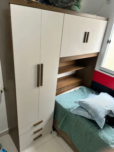 Guarda roupa solteiro com baú/cabeceira