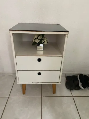 Criado mudo com gavetas