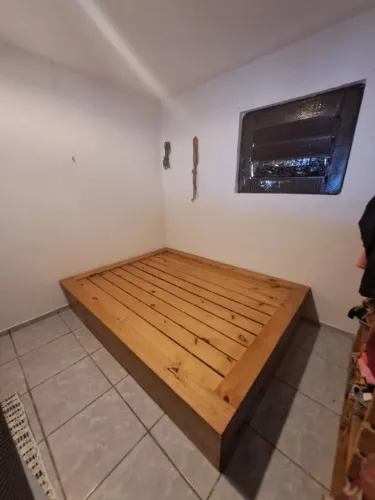 Base de cama casal em madeira maciça