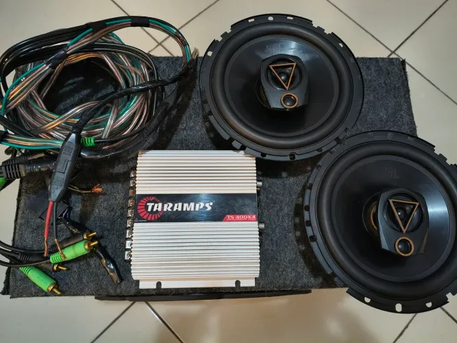 Som automotivo: módulo Taramps 400; SW Pioneer 12" 350w; 2 JBL 6" 80w; mais os cabos