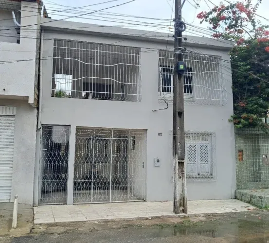 Excelente oportunidade! Casa de andar, com 6 quartos em avenida!