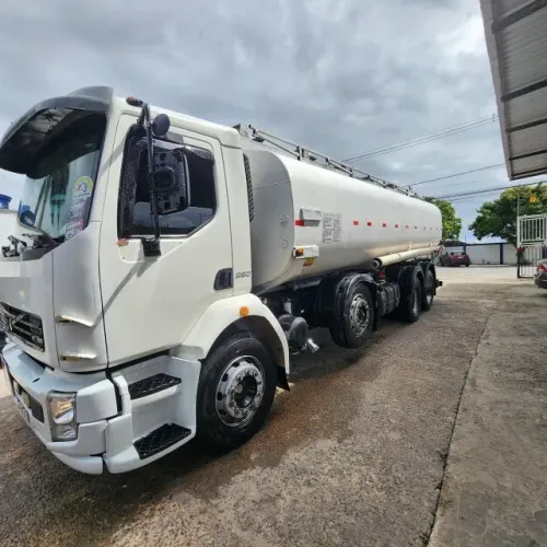 Caminhão Volvo com tanque combustível de 25.000L