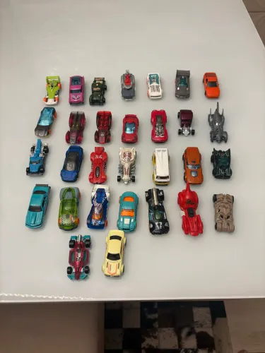 30 carrinhos hotwheels