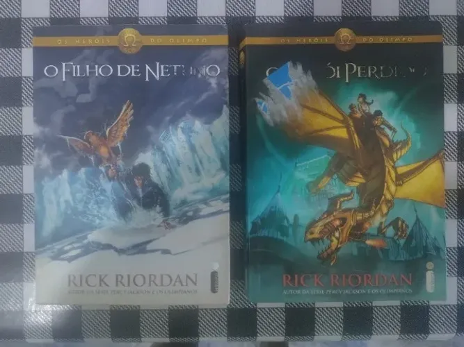 Vendo livros de Rick Riordan Cada R$ 40,00