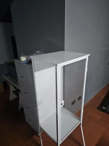 Armário vitrine para farmácia ou cristaleira excelente estado, com chave e vidos intactos.