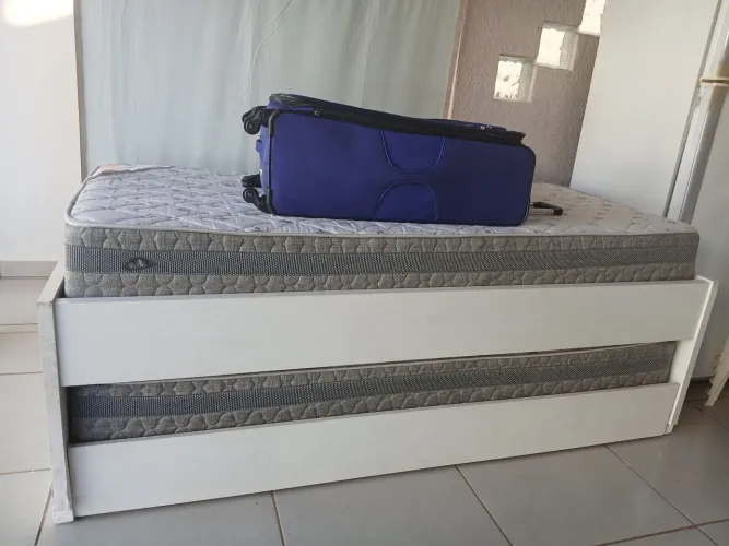 Cama de solteiro com dois colchões
