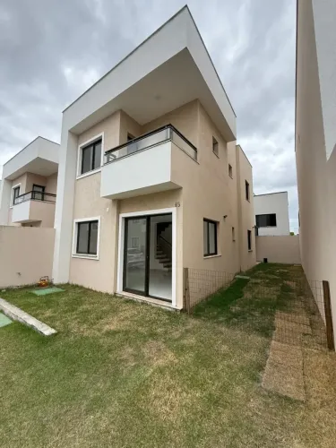 Alugo Casa 4/4 nova com armários e quintal em Abrantes
