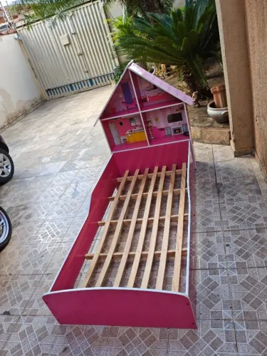 Cama Infantil Rosa com Cabeceira Casinha - Precisa de Reparo no Estrado