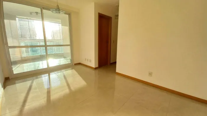 Apartamento 2 quartos, suíte, Praia de Itapuã, próximo ao mar, 2 vagas, lazer