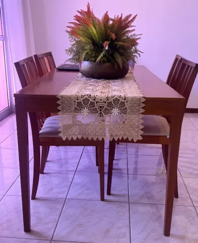Mesa jantar madeira 6 lugares com 4 cadeiras