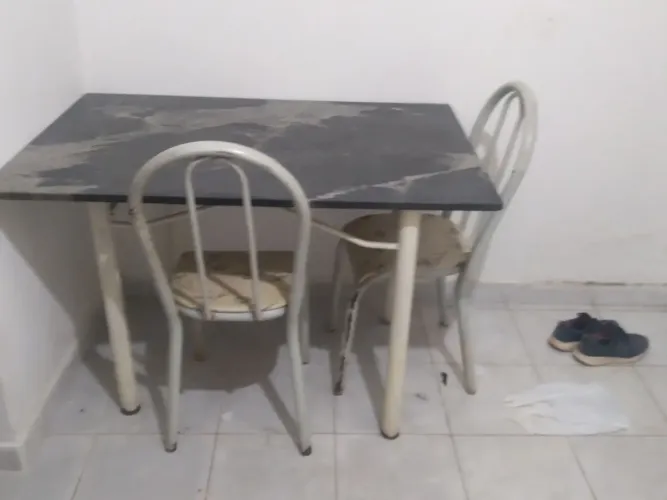 Mesa com 3 cadeiras usados