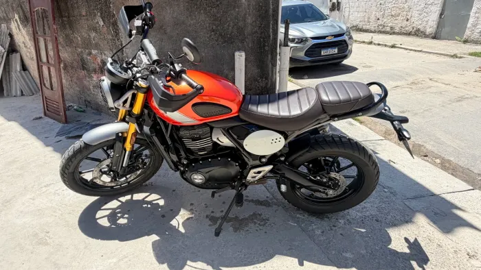 Scrambler 400x laranja 2026 com 7543 km