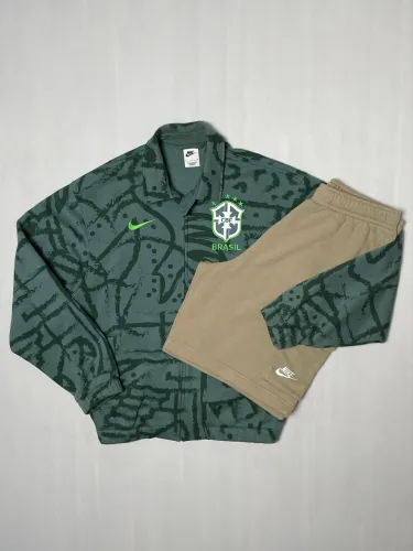 Jaqueta Brasil x Nike / Bermuda Nike Club Cargo