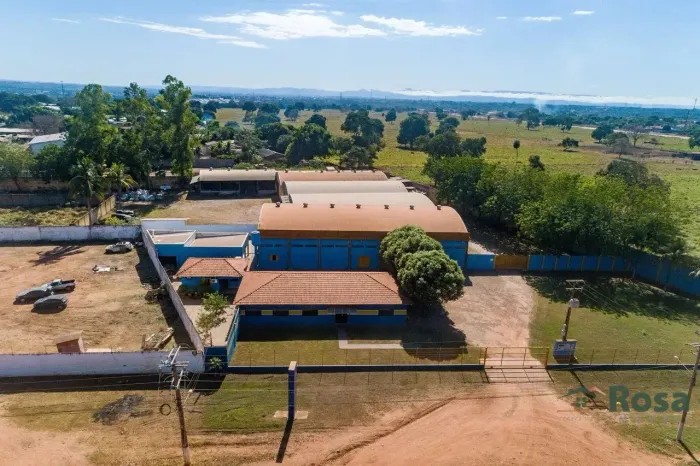 Amplo Prédio Comercial com 5 Galpões, Sala de Reuniões, Refeitório e estacioamento, no Dis