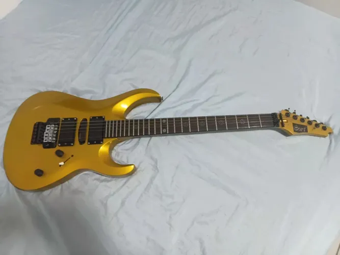 Guitarra Cort com microafinação e captação EMG-Hz
