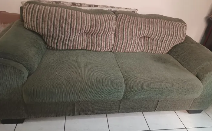 Sofá semi novo, ótimo estado, vendo pra pagar cirurgia de minha cachorrinha 