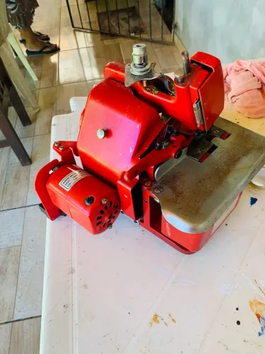 Máquina de costura overloque