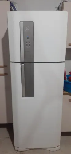Vendo geladeira seme nova um potencial de geladeira muito barato aceito cartão e parcelo
