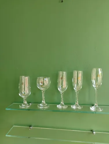 Conjunto em vidro de taças, copos pra drnks, cerveja,shots drinks, vinho, água e champanhe