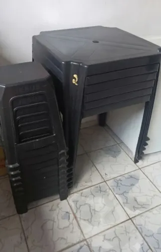 Conjuntos de mesas e banquinhos