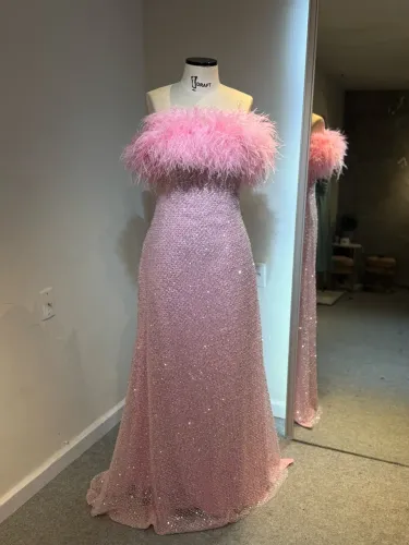 Vestido plumas bordado