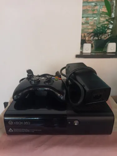 VENDO XBOX 360 SLIM DESBLOQUEADO E VALOR A NEGOCIAR