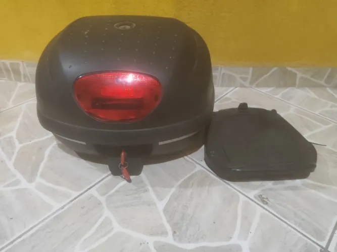 Baú e suporte givi