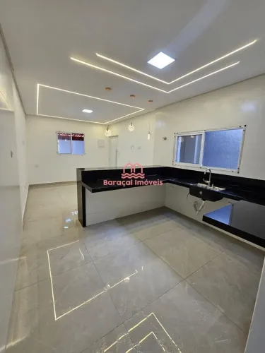 Linda casa para venda na Mirim, perto do futuro shopping e 2 quartos com 1 suíte