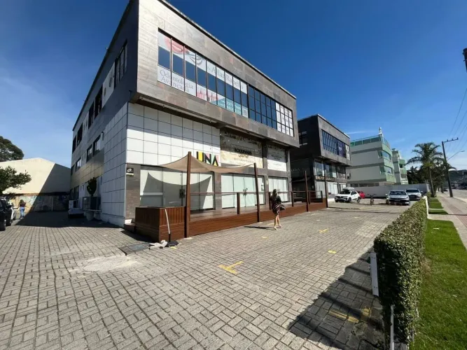 Sala a venda em excelente ponto comercial.