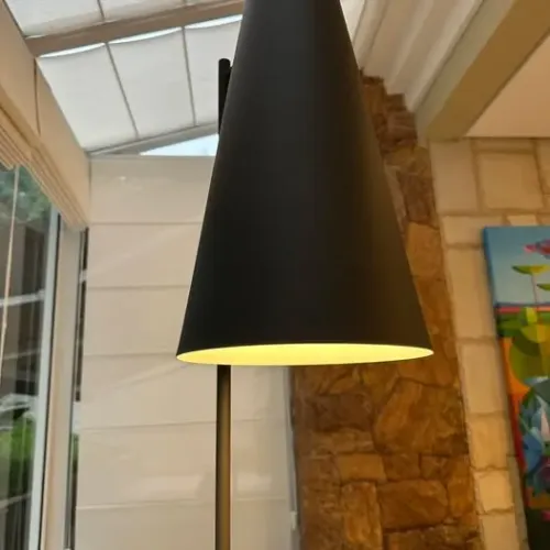 Luminária de Piso Design Premium com Base em Mármore - Vanessa Taques