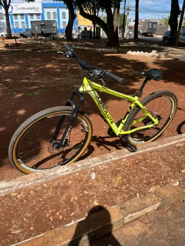 Bicicleta aro 29 absolute nero verde limão bem conservada freio a disco 