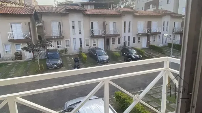 Casa semi-isolada, com 2 dormitórios e 83m2, disponível pra venda, no Condomínio Vila Flor