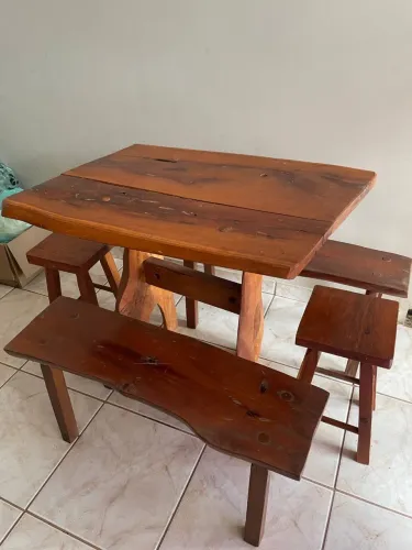 Mesa e cadeiras de madeira